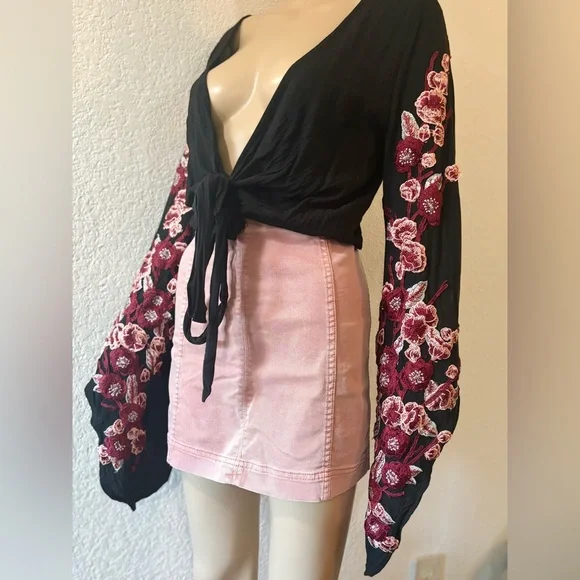 EMORY PARK Y2K Style Black & Pink Floral Embroidered Women's Tie-Waist Top - Picture 5 of 8